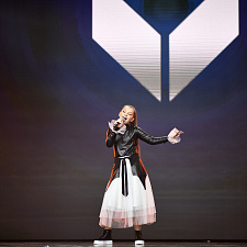 отмечает 30-летие 104