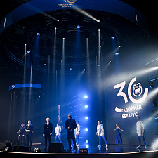 отмечает 30-летие 60