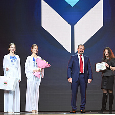 отмечает 30-летие 86