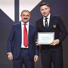 отмечает 30-летие 90