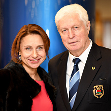 отмечает 30-летие 27