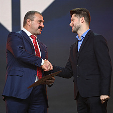 отмечает 30-летие 95