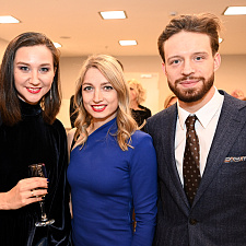 отмечает 30-летие 37