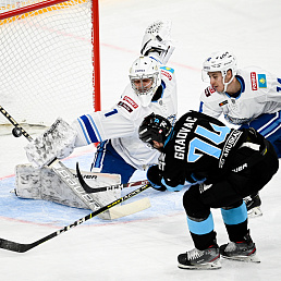 Хоккеисты "Динамо-Минск" завершили домашнюю серию матчей волевой победой над астанинским "Барысом" - 6:5.