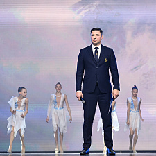 отмечает 30-летие 73