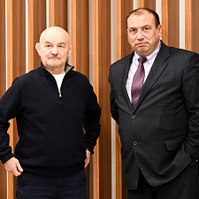 отмечает 30-летие 35