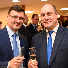 отмечает 30-летие 40